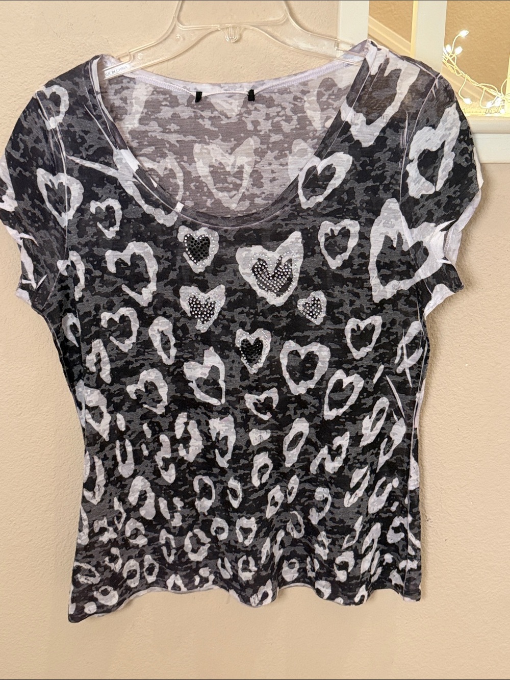 Twisted Heart Burnout Women’s Black & White Heart Print Tee